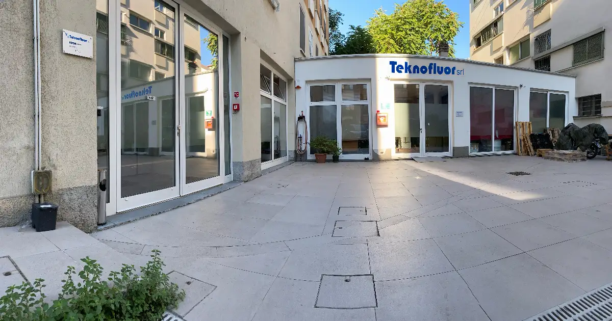 FOTO AZIENDA CON INSEGNA